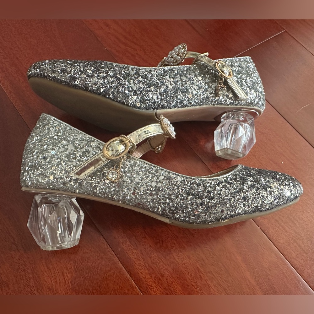 Dress shoes for girl with glitter silver to gray